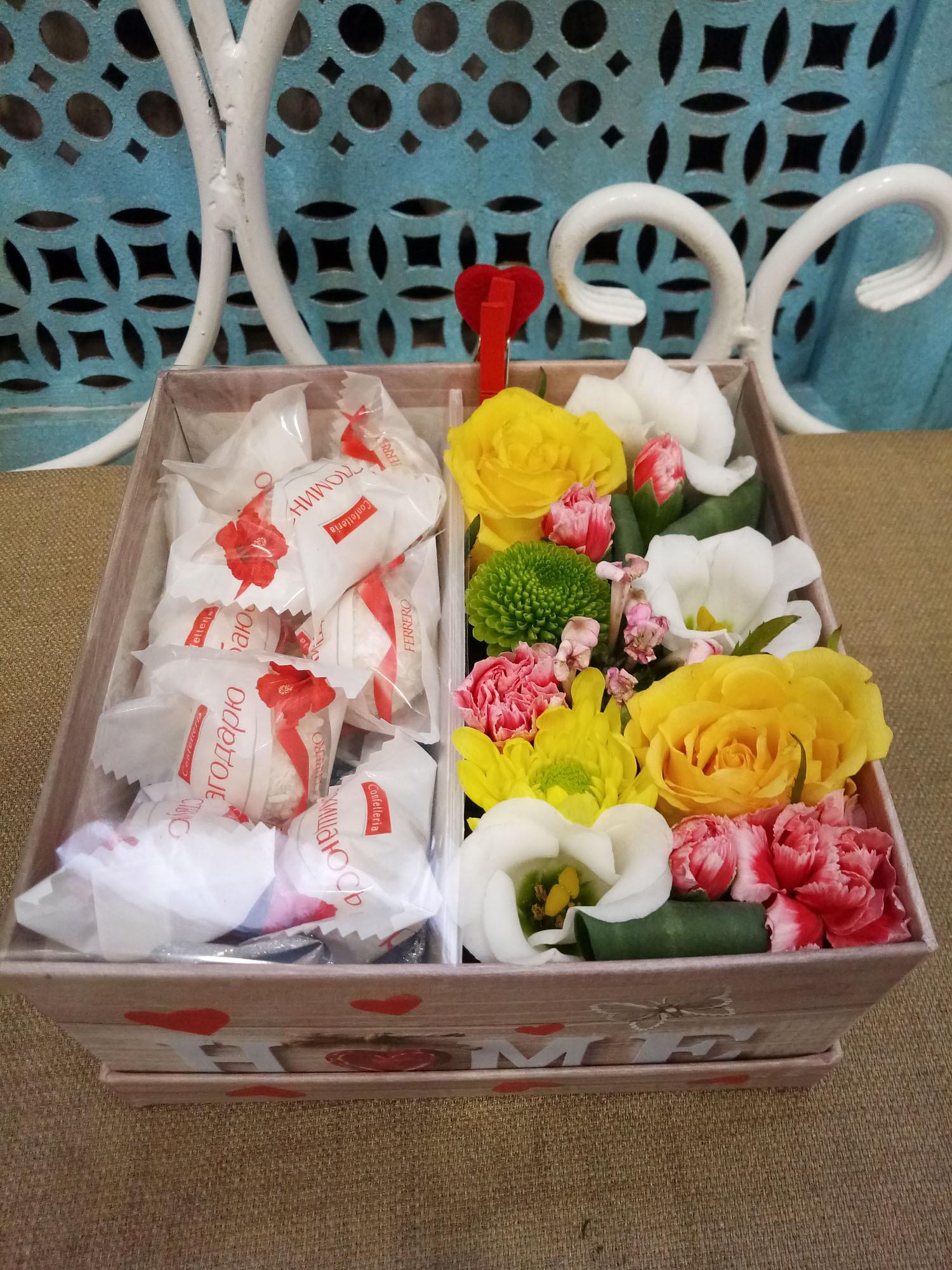 Композиция в коробке с цветами и конфетами №1