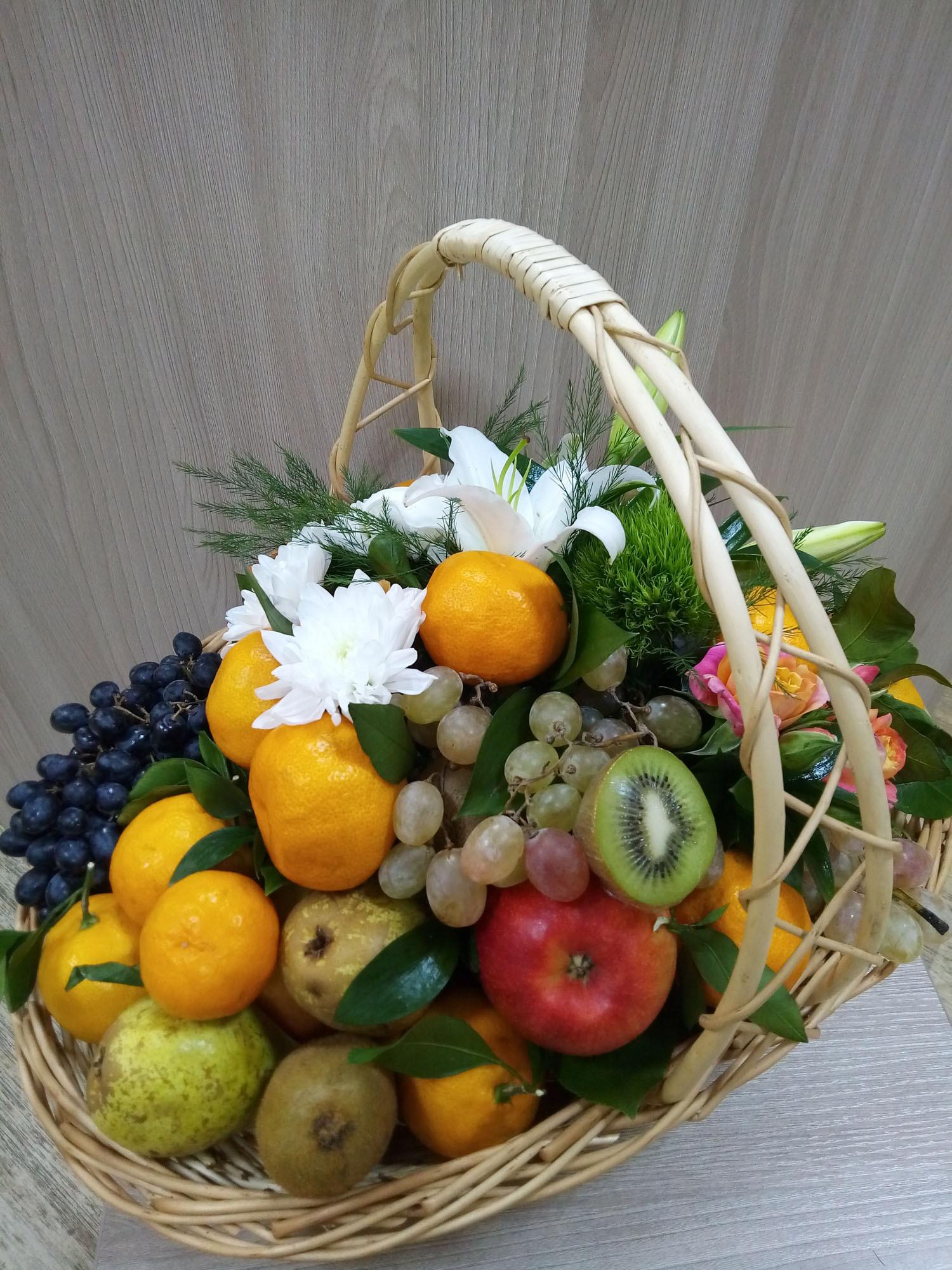 Композиция в корзине с цветами и фруктами №1