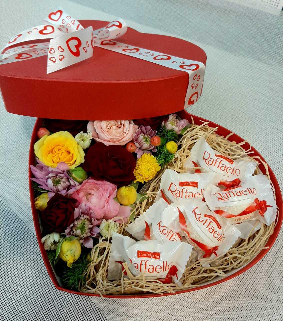 Композиция в коробке с цветами и конфетами №3